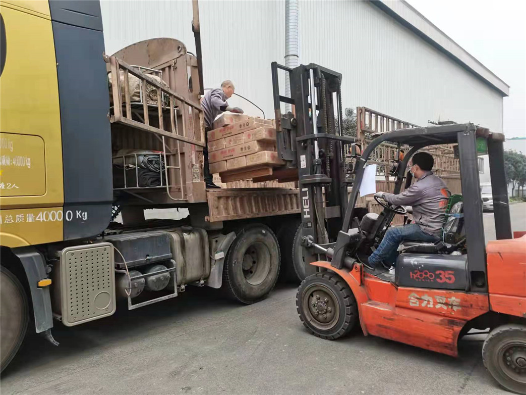 康威強(qiáng)化地板裝車.jpg
